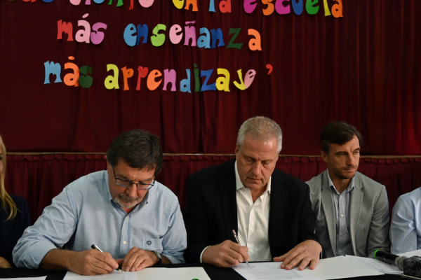 Firmaron convenio para ampliar la jornada en escuelas primarias de la Provincia de Buenos Aires