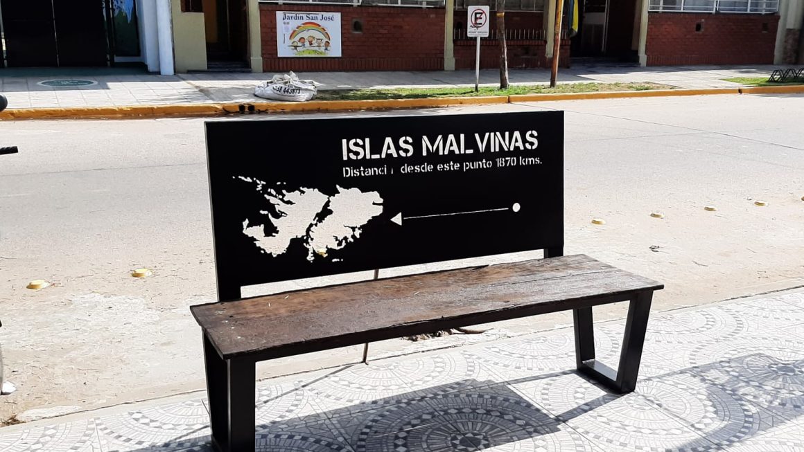 El banco que homenajea la causa Malvinas, en la vereda de la Biblioteca Popular Mariano Moreno