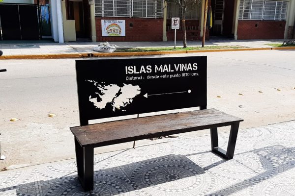 El banco que homenajea la causa Malvinas, en la vereda de la Biblioteca Popular Mariano Moreno